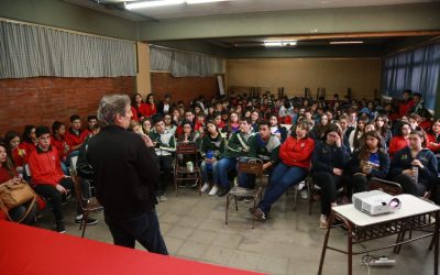 EN LA ESCUELA NACIONAL EMIR FÉLIX RESPONDIÓ PREGUNTAS DE ALUMNOS