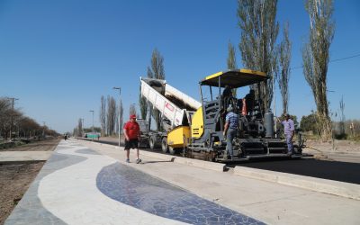 EMPEZÓ A ASFALTARSE LA DOBLE VÍA DE LA AVENIDA RAWSON