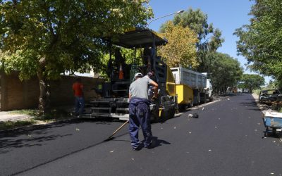 EL MUNICIPIO ASFALTA LAS CALLES DEL BARRIO MERCANTIL EN EL CERRITO