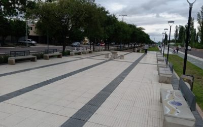 NUEVOS BANCOS CON MOSAICOS Y MESAS PARA JUGAR AJEDREZ EN EL PASEO RAWSON