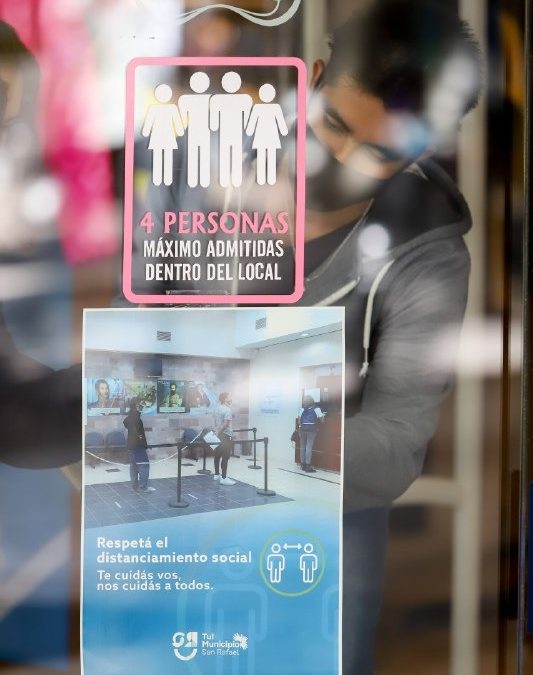 “TE CUIDÁS VOS, NOS CUIDÁS A TODOS”: AFICHES CON MEDIDAS PREVENTIVAS EN LOCALES COMERCIALES DEL CENTRO