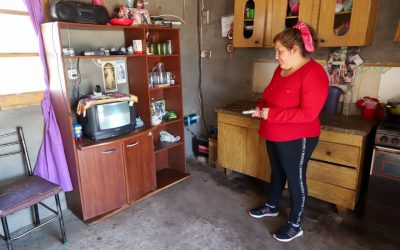 VIVEN AL PIE DE LA CUESTA DE LOS TERNEROS Y UNA ACCIÓN CONJUNTA DEL MUNICIPIO LES PERMITIÓ TENER LUZ