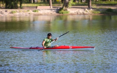 DEPORTISTAS LOCALES ENSAYAN EN LA LAGUNA DEL PARQUE MARIANO MORENO