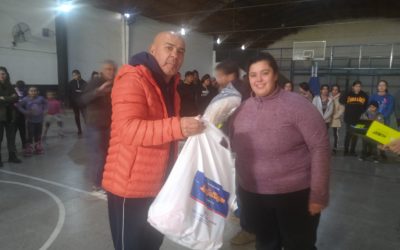 PATINES, PELOTAS Y RED DE VÓLEY PARA DOS ESCUELITAS DE MONTE COMÁN