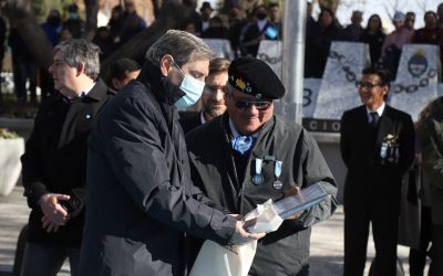 EMOCIÓN ENTRE LOS COMBATIENTES TRAS RECIBIR PLACAS PARA IDENTIFICAR SUS VIVIENDAS
