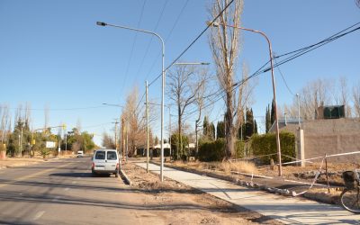 SE INSTALAN NUEVAS LUMINARIAS LED EN LA AVENIDA LOS SAUCES Y SU NUEVA CICLOVÍA