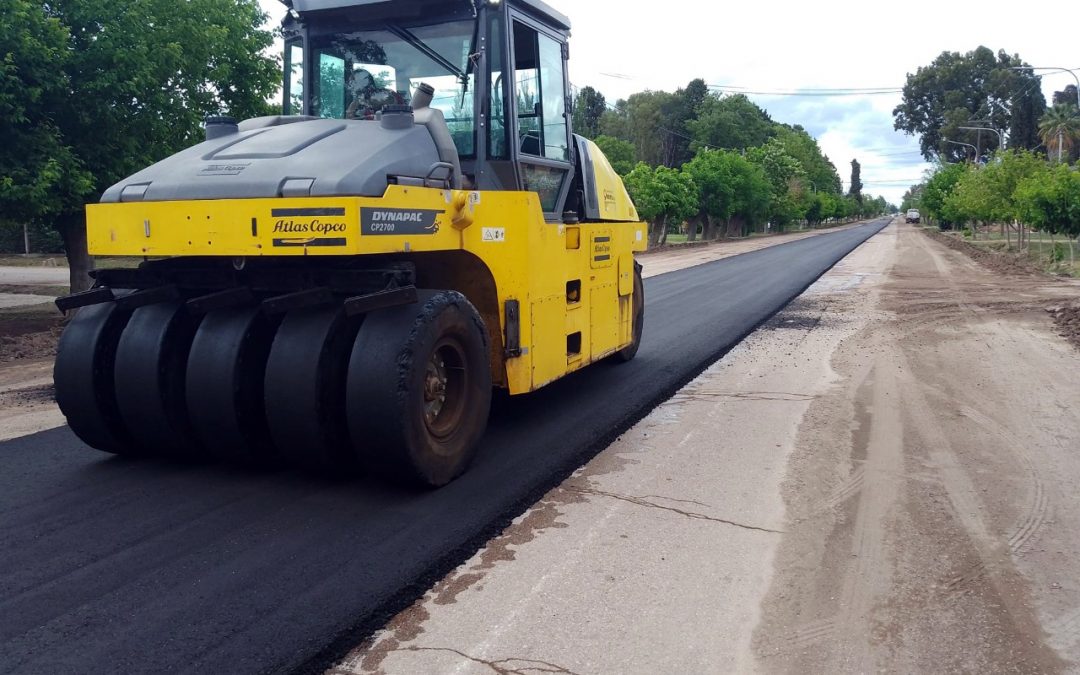 OBRAS EN LOS DISTRITOS: EL MUNICIPIO ASFALTA CALLES DE LA LLAVE
