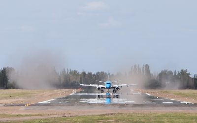 MIRALO DE FRENTE: ASÍ ATERRIZÓ EL AVIÓN SOBRE LA RENOVADA PISTA DEL AEROPUERTO DE SAN RAFAEL