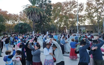 LA PLAZA SAN MARTÍN SE LLENÓ DE BAILARINES PARA ENSAYAR EL PERICÓN NACIONAL