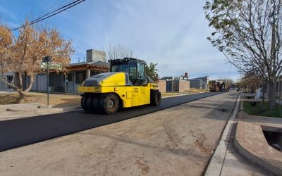 ADIÓS A LA TIERRA: EL MUNICIPIO ASFALTA VARIAS CUADRAS DEL B° KENNEDY II