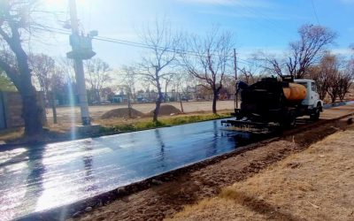 PLAN DE ASFALTO EN LAS PAREDES: SE COLOCÓ CARPETA EN CAPITÁN MONTOYA Y SE IMPRIMA BARRIO SUTER