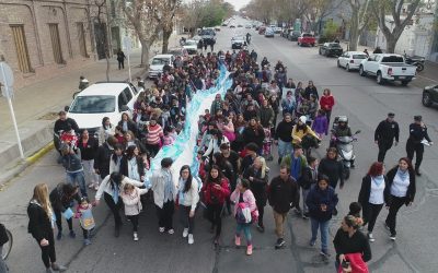 ALUMNITOS DE LOS JARDINES MATERNALES DESFILARON POR LAS CALLES DE SAN RAFAEL CON UNA BANDERA ARGENTINA GIGANTE