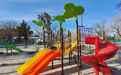 SE VIENE LA NUEVA PLAZA ESPÍNOLA: YA LUCE CON CESPED, SE INSTALAN LUCES LED, JUEGOS INFANTILES Y UNA CASITA DEL ARBOL
