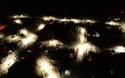 EL MUNICIPIO ENCENDIÓ 100 NUEVAS LUCES LED EN MALVINAS Y EMIR FÉLIX ANUNCIÓ LA RENOVACIÓN DE LA PLAZA