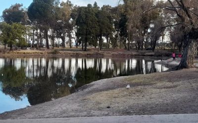 EL MUNICIPIO REALIZA LA LIMPIEZA INTEGRAL DE LA LAGUNA DEL PARQUE MORENO