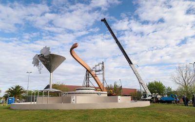 NUEVA ROTONDA DE LA COPA: COMENZÓ EL MONTAJE DE LA MEGAESCULTURA