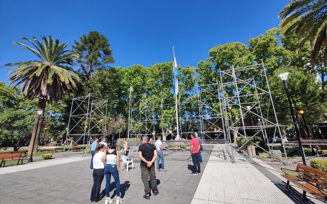 COMENZÓ EL MONTAJE DEL ESCENARIO EN EL QUE ASUMIRÁ OMAR FÉLIX