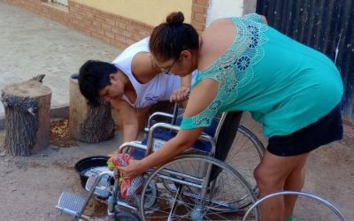 EL MUNICIPIO Y LA COOPERATIVA MADRES COCINANDO REPARAN SILLAS DE RUEDAS Y CAMAS ORTOPÉDICAS