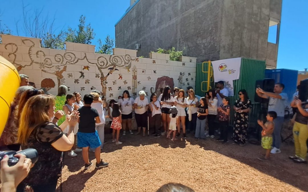 CONCIENTIZACIÓN DEL CÁNCER INFANTIL: SE PRESENTÓ EL MURAL “PAJARITOS VOLANDO” EN EL PARQUE DE LOS NIÑOS
