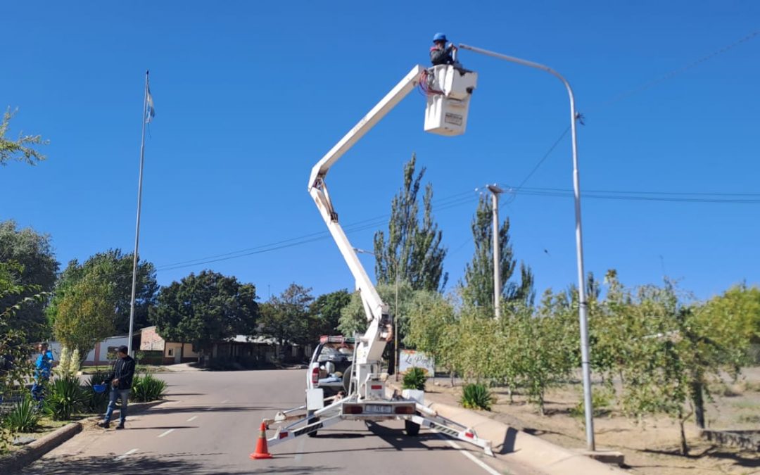 EL NIHUIL AVANZA: DECENAS DE LUCES LED EN EL PUEBLO Y LA COSTANERA Y LA NUEVA PLAZA EN SU RECTA FINAL