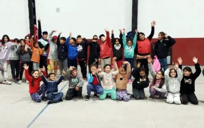 LOS CHICOS DE EL SOSNEADO HACEN DEPORTE Y RECREACIÓN A RESGUARDO DEL FRÍO EN SU POLIDEPORTIVO