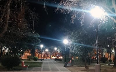 SE COLOCARON MÁS DE 50 EQUIPOS LED PARA ILUMINAR LA PLAZA 9 DE JULIO