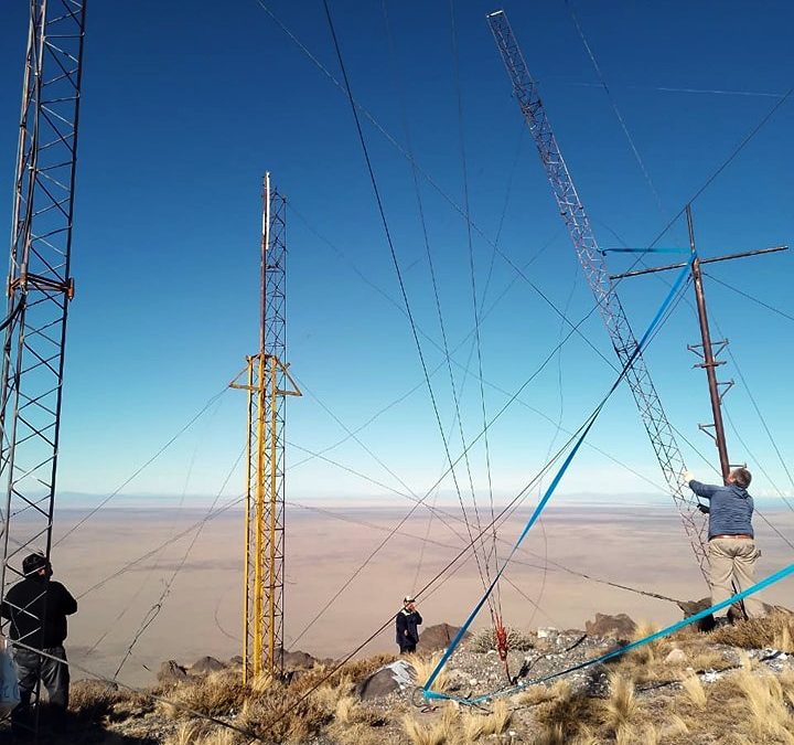 SE RECUPERARON Y PUSIERON EN FUNCIONAMIENTO ANTENAS Y REPETIDORAS UBICADAS EN LO ALTO DEL CERRO DIAMANTE
