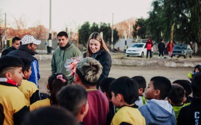 MÁS AYUDA A QUIENES CONTIENEN: SOL INDIVERI ENTREGÓ MATERIAL DEPORTIVO EN UNA ESCUELA DE FÚTBOL Y EN EL CLUB CONSTITUCIÓN