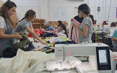 LA ESCUELA EBYMA CONFECCIONA LAS BANDAS DE LAS REPRESENTANTES VENDIMIALES