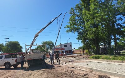 COMENZÓ LA IMPRIMACIÓN Y COLOCACIÓN DE POSTES PARA LUMINARIAS EN EL NUEVO CORREDOR VIAL DE AVENIDA CHACABUCO