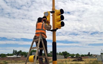 SE COLOCAN LOS SEMÁFOROS EN EL NUEVO CORREDOR VIAL DE AVENIDA CHACABUCO