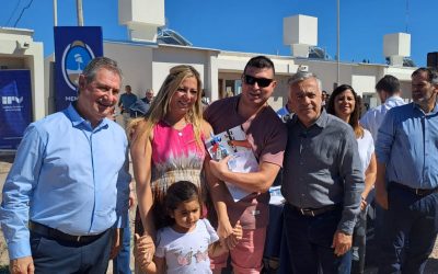 EL INTENDENTE OMAR FÉLIX ACOMPAÑÓ AL GOBERNADOR ALFREDO CORNEJO EN LA ENTREGA DE VIVIENDAS DEL BARRIO PARQUE NORTE