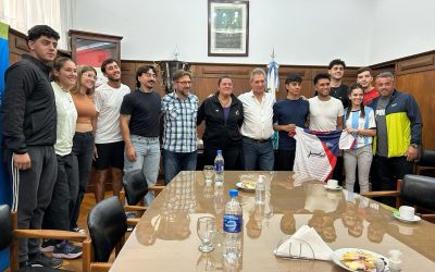 OMAR FÉLIX RECIBIÓ A ESTUDIANTES DEL INSTITUTO JORGE COLL PARA PROMOVER EL DEPORTE UNIVERSITARIO