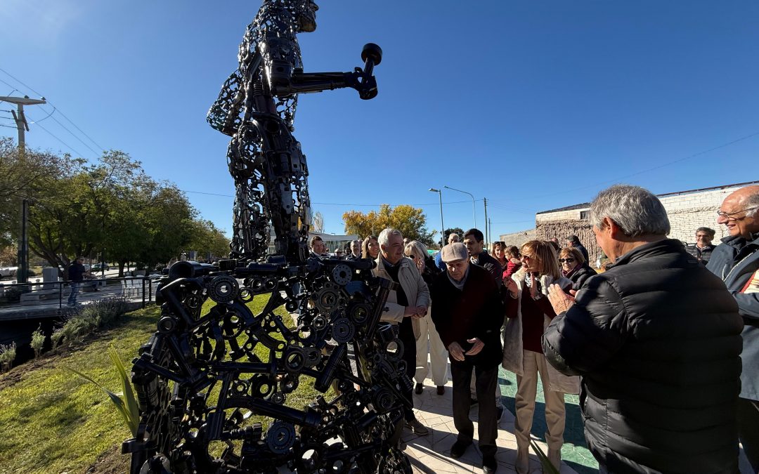 UNA ICÓNICA ESCULTURA DONADA POR LA FIRMA TASSAROLI ENGALANA EL PASEO RAWSON