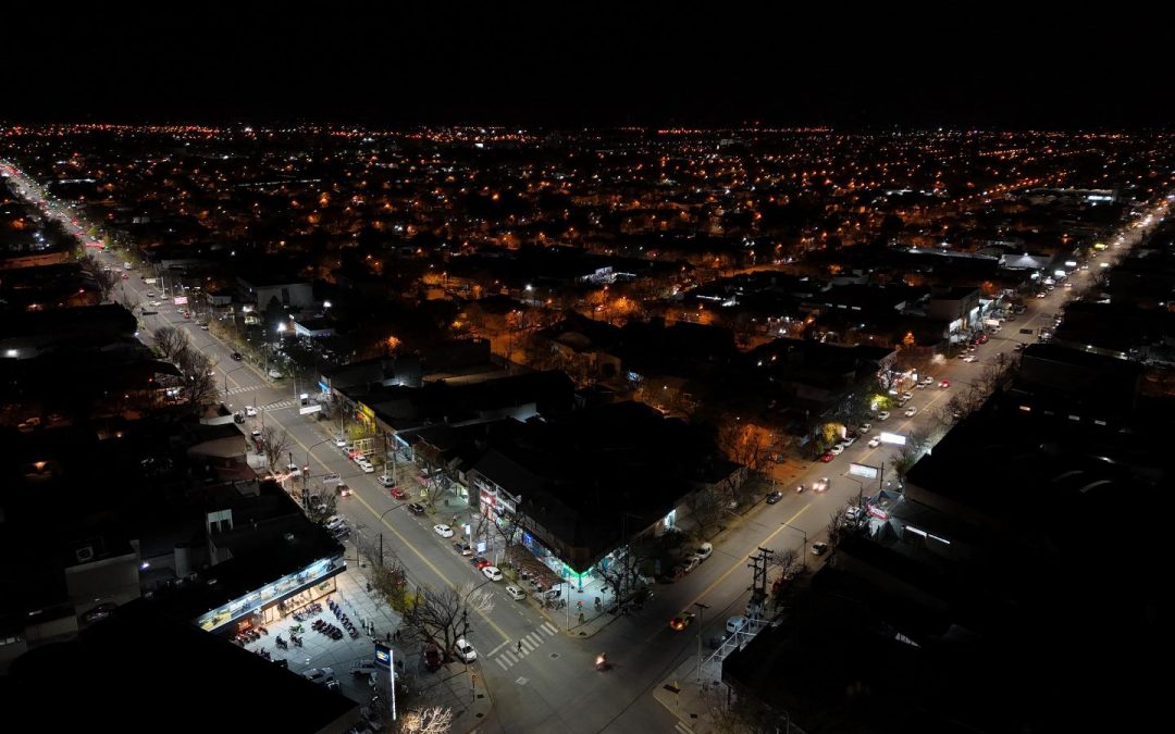 OMAR FÉLIX SUPERVISÓ LA COLOCACIÓN DE NUEVAS LUCES LED Y ANTICIPÓ MÁS INVERSIONES