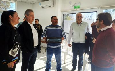 EL INTENDENTE OMAR FÉLIX ENTREGÓ REFLECTORES AL CLUB DE LA VILLA 25 DE MAYO