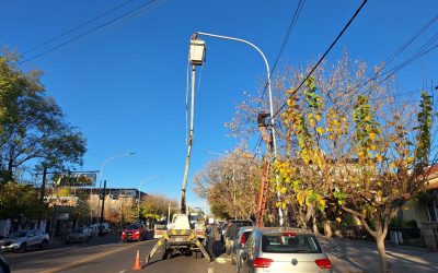 MÁS Y MEJOR ILUMINACIÓN: SE RENUEVAN LUCES LED EN OTRO TRAMO DE AVENIDA BALLOFFET