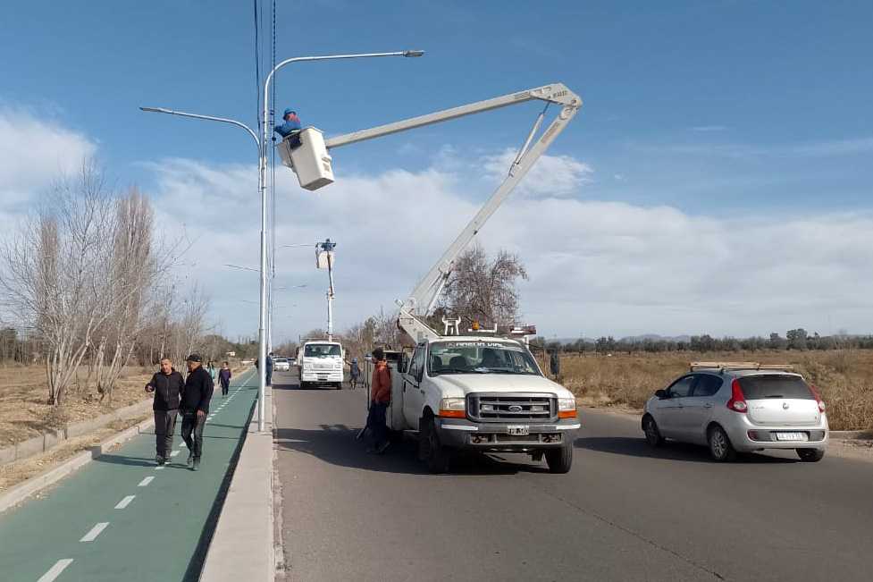 SE INSTALAN 150 NUEVAS LUMINARIAS LED EN LA AVENIDA ESTANISLAO SALAS