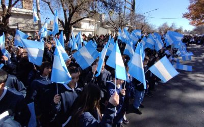MÁS DE MIL BANDERITAS TIÑERON DE CELESTE Y BLANCO LAS CALLES DEL Bº UNIMEV