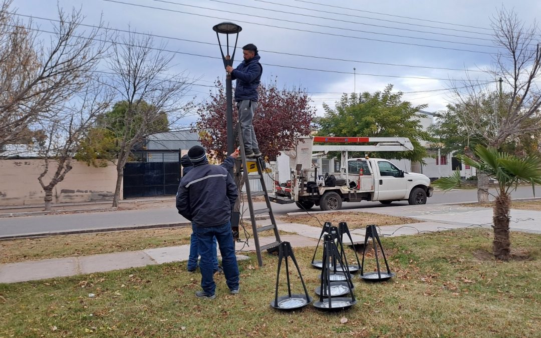COMENZÓ LA COLOCACIÓN DE LUCES LED EN LA PLAZA 1 DE MAYO DE EL CERRITO