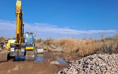 EL MUNICIPIO SE HIZO CARGO DE UN VIEJO PROBLEMA EN CALLE LOS DOS ÁLAMOS Y YA CONSTRUYE UN PUENTE PEATONAL