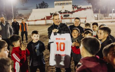 INVERSIÓN MUNICIPAL EN CLUBES: OMAR FÉLIX ENTREGÓ REFLECTORES LED Y MATERIAL DEPORTIVO EN BALLOFFET