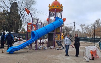 MÁS ESPACIOS PÚBLICOS, MÁS PUNTOS DE ENCUENTRO: AVANZAN LOS NUEVOS PARQUES INFANTILES DE VILLA ATUEL Y REAL DEL PADRE
