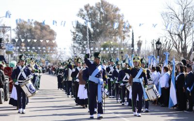 UNA MULTITUD EN EL DESFILE POR EL 135 ANIVERSARIO DE MONTE COMAN