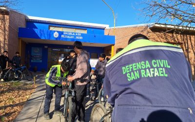 DEFENSA CIVIL RECORRE EL DEPARTAMENTO ENTREGANDO ELEMENTOS REFRACTARIOS PARA BICICLETAS