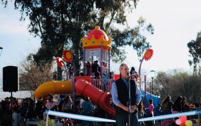 JUNTO A CIENTOS DE CHICOS Y SUS FAMILIAS, EL INTENDENTE OMAR FÉLIX INAUGURO EL NUEVO PARQUE INFANTIL DE VILLA ATUEL