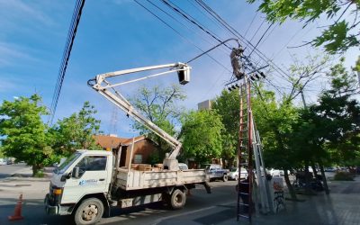 SE TRABAJA EN LA COLOCACIÓN DE MÁS DE 100 LUCES LED EN EL CENTRO DE LA CIUDAD