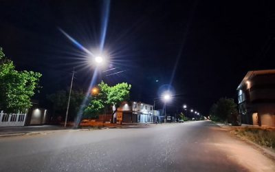 YA SE INSTALAN NUEVAS LUMINARIAS LED EN LA AVENIDA MORENO