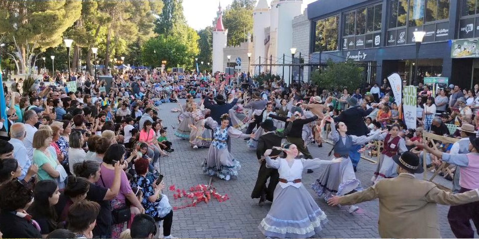 SAN RAFAEL VIVIÓ UNA INOLVIDABLE JORNADA POR EL DÍA DE LA TRADICIÓN EN PLAZA FRANCIA