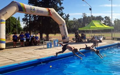 DECENAS DE CHICOS DE LAS COLONIAS DE VERANO EN EL CIRCUITO MUNICIPAL DE NATACIÓN
